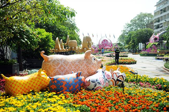 Các cụm linh vật trên đường hoa được thiết kế với tinh thần lạc quan, yêu đời.