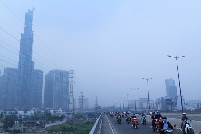 Người dân hai thành phố lớn của cả nước đã quen hít thở trong bầu không khí trắng đục Ảnh: Ngọc Dương