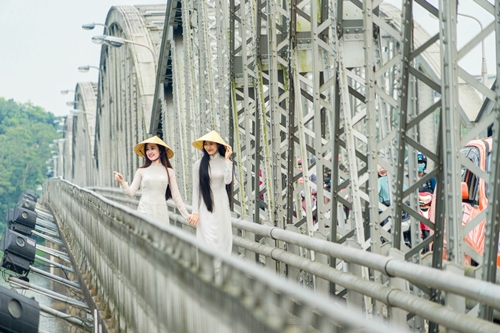 Nhiều nữ du khách thích diện áo dài chụp ảnh ở những thắng cảnh của Huế. Ảnh: Bảo Minh.