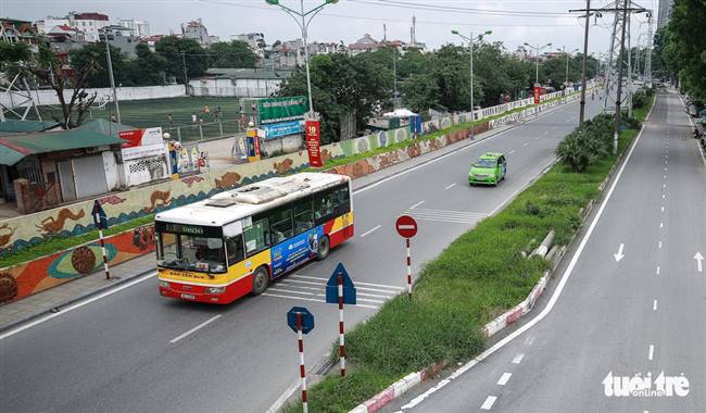 Con đường gốm sứ dài gần 4km trên đường Hồng Hà, ven sông Hồng - Ảnh: NAM TRẦN