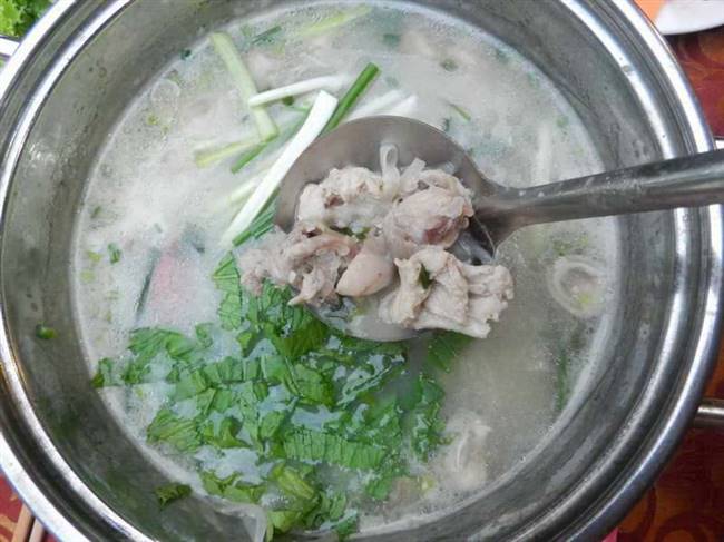 Thống khoái lẩu bánh canh “nhúng nhảy”, ảnh: Tạ Tri.