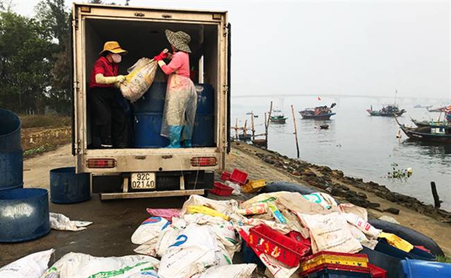 Cá tươi chuyển lên xe đông lạnh. Ảnh: MINH HẢI