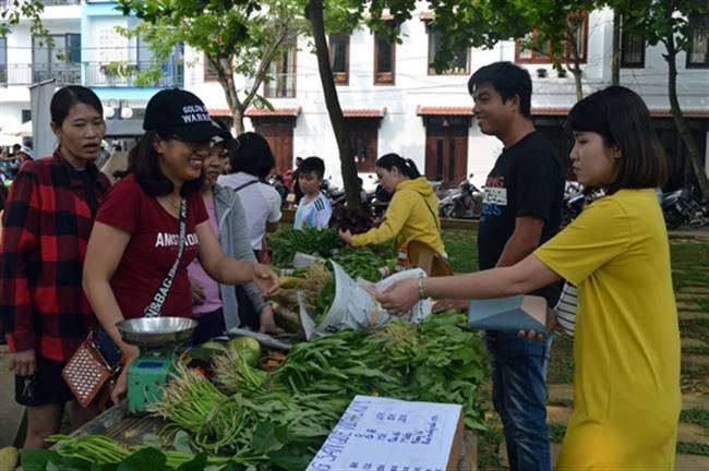 Gian hàng rau sạch luôn đắt khách. Ảnh: V.L