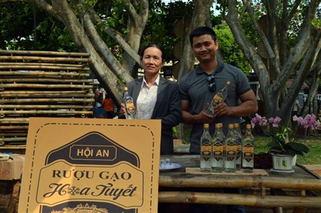 Giới thiệu sản phẩm rượu Hoa Tuyết sản xuất tại Hội An. Ảnh: V.L