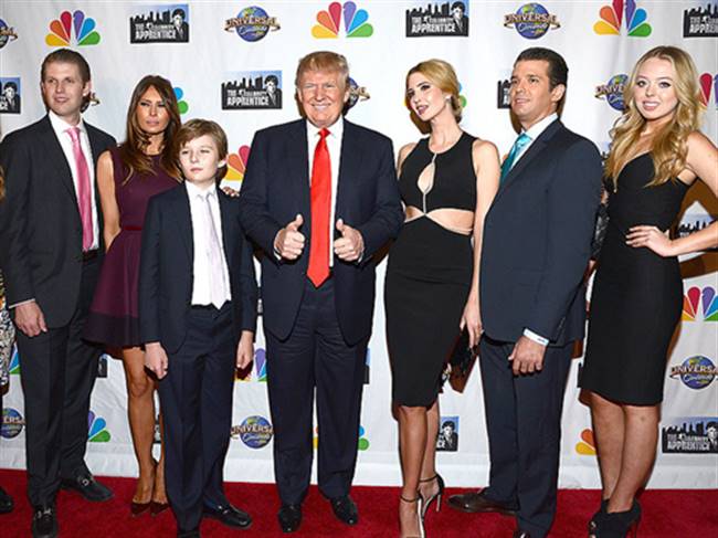Donald Trump bên người vợ hiện tại và 5 đứa con. Ảnh: CBN.