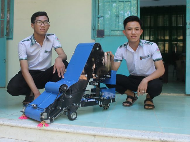 Trần Hoàng Nguyên (trái) và Nguyễn Hữu Thực với sản phẩm dự thi đoạt giải nhất