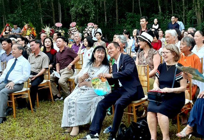 Phu nhân của họa sĩ (cụ bà ngồi giữa) cũng có mặt tại lễ khai trương