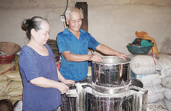 Ông Ba Ninh cùng vợ là bà Trương Thị Nhi (quê ở Duy Xuyên) làm nghề tráng mỳ Quảng ở xã Bảo Vinh (thị xã Long Khánh, tỉnh Đồng Nai). 