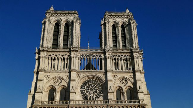 Mặt trước hai tòa tháp của Nhà thờ Đức Bà Paris - Ảnh: AP