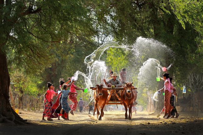 Tết té nước Thingyan của Myanmar diễn ra từ 13 đến 16/4, được coi là khoảng thời gian nóng nhất trong năm. Đây là một trong những ngày lễ quan trọng nhất xứ sở chùa tháp. Theo truyền thống, mỗi ngày người dân sẽ nấu một loại nước thơm khác nhau để trong nhà. Ảnh: Discoverydmc.
