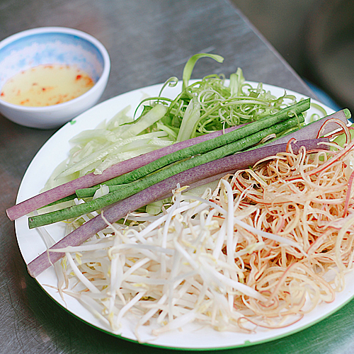 Rau sống tươi ngon được phục vụ liên tục. Ảnh: Ái My.