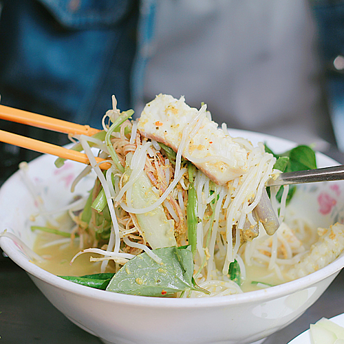 Mỗi tô đầy đủ có giá từ 45.000 đồng. Ảnh: Ái My.