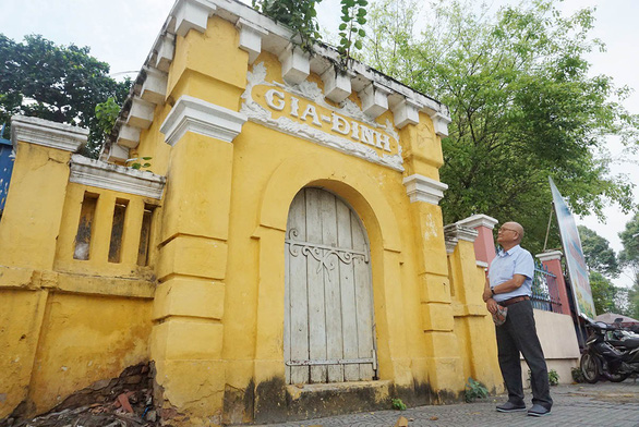 GS Hoàng Đạo Kính bên kiến trúc cổng cổ Gia Định