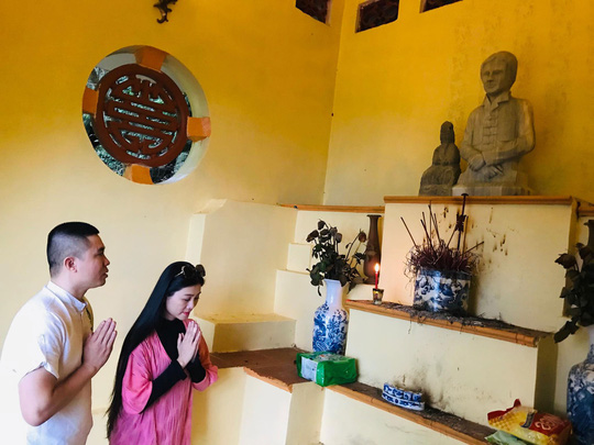 NSƯT Quế Trân và Quang Khải khấn nguyện tại đền thờ Ông - huyền thoại về nhân vật chàng Ba tại xã Khâu Vai
