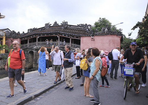 Mỗi ngày có hàng chục du khách lên chùa Cầu tham quan.