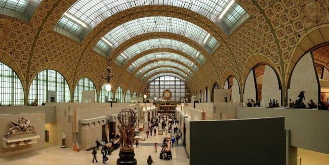 Bên trong Viện Bảo tàng Orsay ở Paris ngày nay – nhà ga xe lửa trước kia - dù cho công năng và nội thất đều thay đổi, nhưng sự hài hòa Cũ - Mới vẫn được duy trì. Ảnh: TL