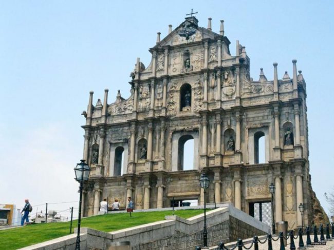 “Bức tường” - mặt đứng của nhà thờ Saint Paul trước kia - đến tận 2005 mới được UNESCO công nhận là di sản thế giới trong nhóm các công trình ở Macao. Nếu như người Macao trước 2005 đã "hạ giải" luôn "bức tường" này với lý do đây chỉ còn là một phần hoang tàn, đổ nát của một công trình cũ thì ngày nay Macao đã mất đi một di sản tầm thế giới!. Ảnh: TL