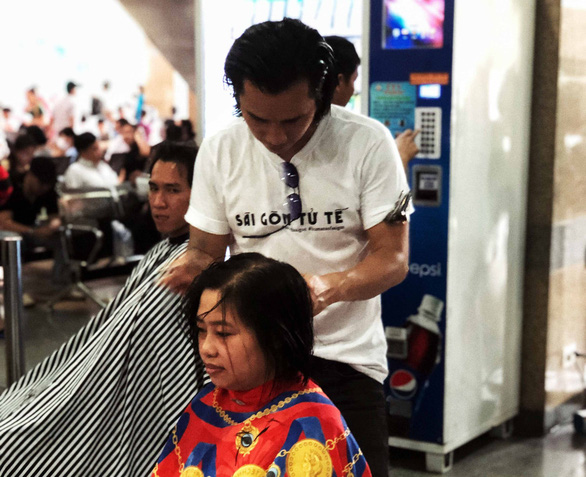 Anh Lê Tuấn năm nào cũng từ Mỹ về Sài Gòn để cắt tóc cho người nghèo với thông điệp “Sài Gòn tử tế” trên áo