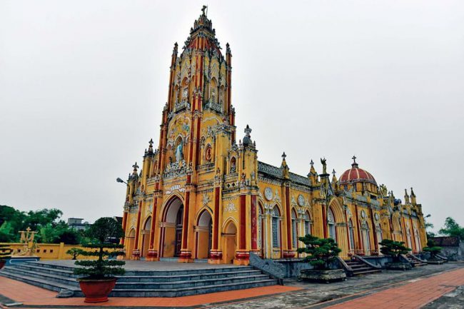 Nhà thờ Giáo họ Hạ Linh Lễ (xã Xuân Ngọc, Xuân Trường, Nam Định), xây dựng năm 1909, tôn tạo năm 2000. Phần lớn nhà thờ vùng đông bắc của Việt Nam phản ánh sự kết hợp độc đáo của nhiều nền văn hóa.