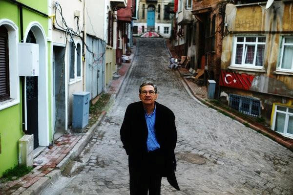Thói quen của Orhan Pamuk là đi dạo trong thành phố. Ông thường nói "Tôi thuộc về thành phố này".