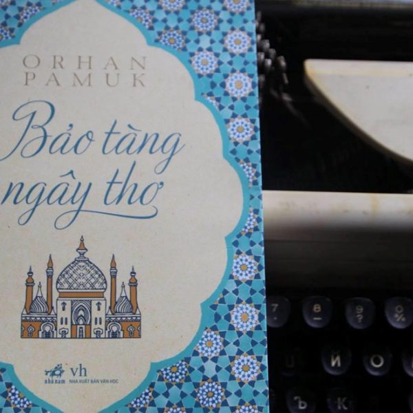 Bảo tàng ngây thơ là cuốn tiểu thuyết đặc biệt nổi tiếng của Orhan Pamuk. Tại thành phố Istanbul, ông cũng đã xây dựng một bảo tàng thực sự, lưu giữ những đồ vật, câu chuyện gắn liền với lịch sử và hồi ức về thành phố Istanbul.