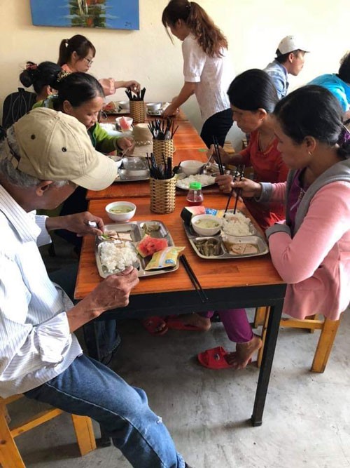Nhiều người có hoàn cảnh khó khăn thường xuyên lui tới quán cơm Nụ cười Đà Nẵng.