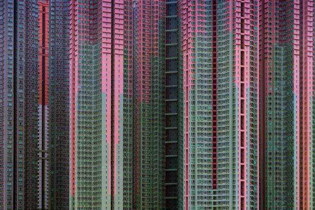 Hong Kong có khoảng 1,7 triệu căn hộ bao gồm cả những khu chung cư cũ và trong các dự án xây mới. Ảnh: Michael Wolf.