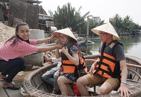Nguyễn Thị Như Lý (ngoài cùng bên trái) khởi nghiệp với du lịch sinh thái “Dừa ven sông”.