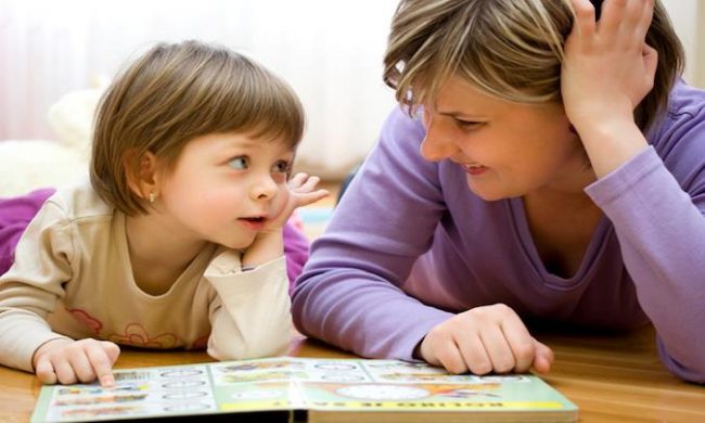 Quá trình đọc sách cùng con, cha mẹ có thể đưa ra nhiều câu đố, trò chơi thú vị.