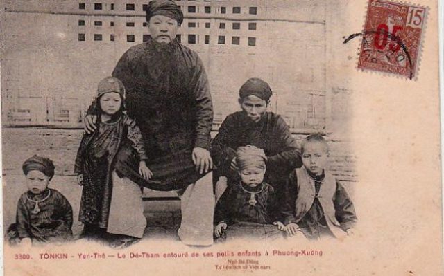 Hoàng Thị Thế khi nhỏ (đứng cạnh cha Đề Thám).