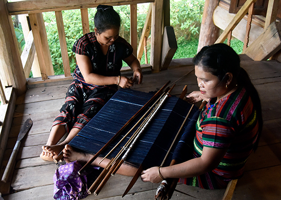 Pơling Muối đang truyền dạy kỹ thuật dệt cho một thợ trẻ.