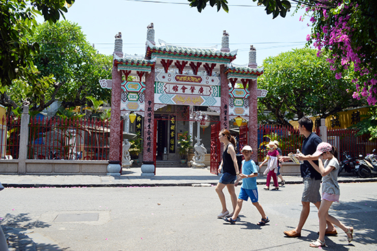 Việc sử dụng nguồn tiền trích lại từ ô vé tham quan của các Hội quán chủ yếu do Ban trị sự quyết định.Ảnh: V.L