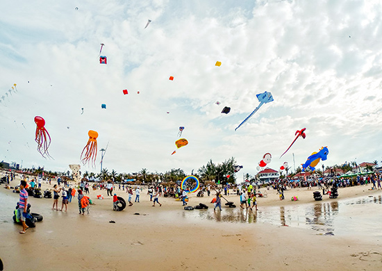 Lễ hội diều tổ chức tại bãi biển Tam Thanh năm 2017. Ảnh: P. Thảo