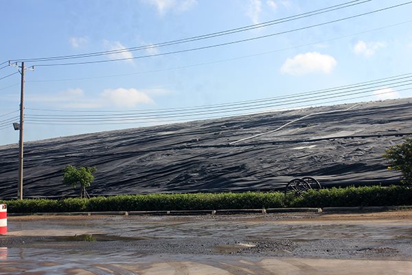 Hiện nay, TPHCM xử lý rác chủ yếu là chôn lấp. Trong ảnh là những "núi" rác ở Đa Phước đang được ủ để chờ chôn lấp - Ảnh: Lê Anh