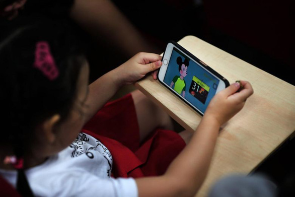 Giới nghiên cứu liên tục đưa ra những cảnh báo liên quan đến an toàn cho trẻ em trên YouTube - Ảnh: Straits Times