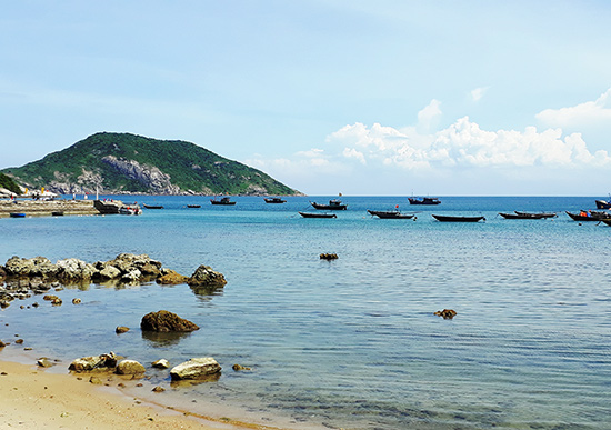 Bãi Hương còn giữ gần như nguyên vẹn nghề chài lưới truyền thống. Ảnh: ĐỖ HUẤN