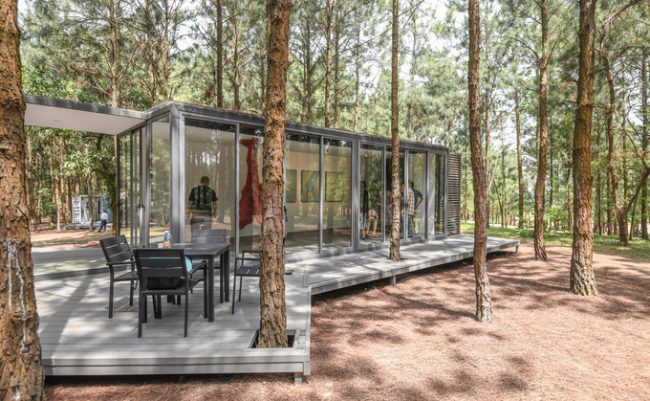 Giữa rừng thông ven hồ Đại Lải (Vĩnh Phúc), triển lãm Art In The Forest (AIF) 2019 trưng bày nhiều tác phẩm nghệ thuật trừu tượng trong các container. Đó là những chiếc container đã được cải tạo với hệ thống chiếu sáng, điều hoà không khí, tường thạch cao…