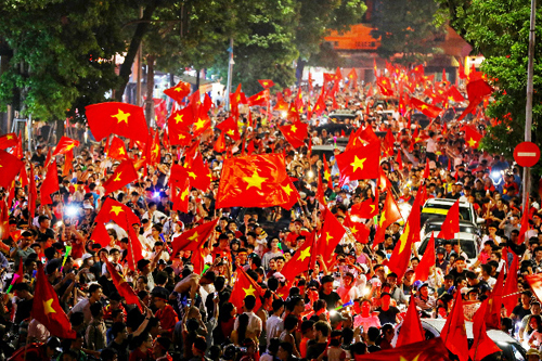 Hàng nghìn người hâm mộ đổ ra đường ăn mừng chiến thắng của tuyển Việt Nam năm 2018. Ảnh: Ngọc Thành.