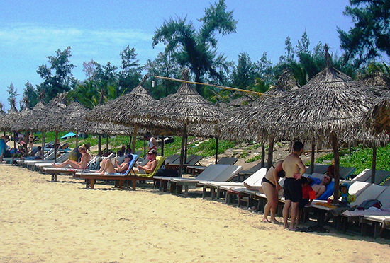 Du khách thích thú được tắm biển và nghỉ ngơi ở bãi biển An Bàng. 