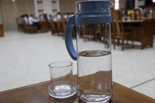 Bình và ly thủy tinh từ nay sẽ thay thế chai nhựa trong các cuộc họp của tỉnh Quảng Nam. Ảnh: Quang Vinh