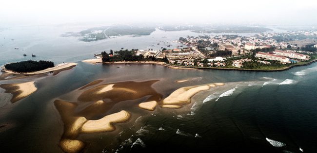 Cồn cát hình thành ngay địa điểm trước đây là bờ biển Cửa Đại. Ảnh: Minh Hải