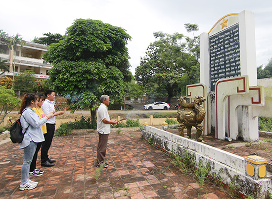 Ông Trần Công Chức thắp hương nơi bia tưởng niệm chiến thắng Nông Sơn - Trung Phước. Ảnh: CÔNG VINH