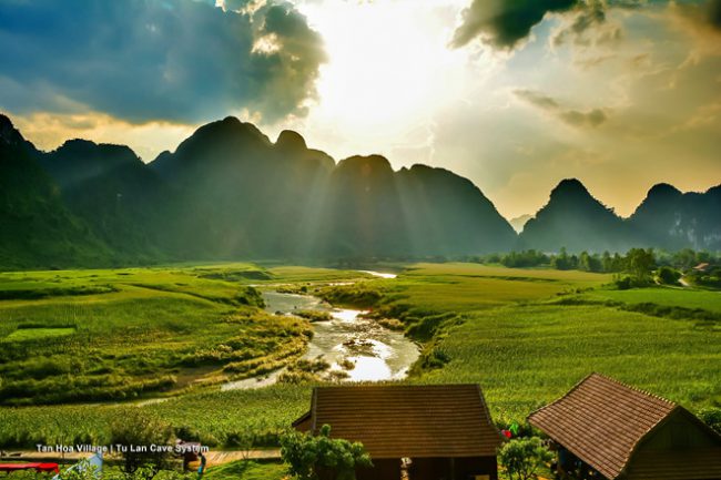 Cảnh đẹp ở Tân Hóa, nơi có hệ thống hang động Tú Làn hấp dẫn du khách quốc tế. Ảnh: Oxalis.