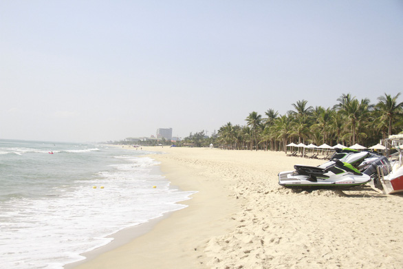 Tại nhiều resort ven biển Đà Nẵng, chủ đầu tư lắp đặt các hạng mục không phép và xâm phạm vào phạm vi quy hoạch vệt 50m bãi cát - Ảnh: ĐOÀN CƯỜNG