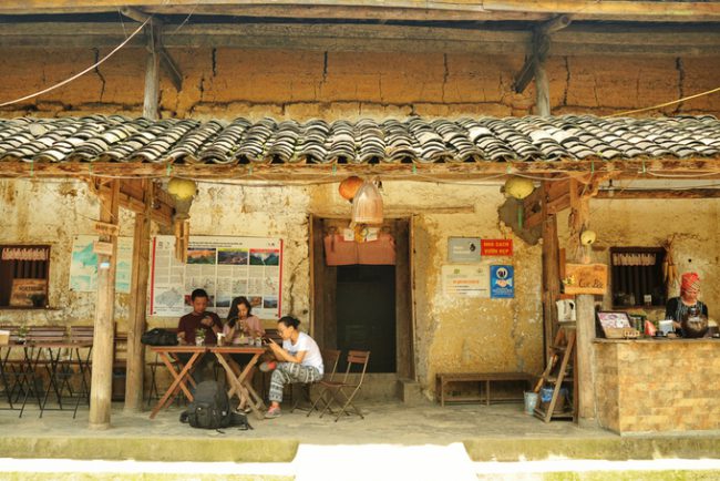 Nhiều du khách bất ngờ khi đến một nơi heo hút vẫn có thể thưởng thức những ly cà phê pha phin ngon, dịch vụ wifi đầy đủ như ở thị trấn hay thành phố. "Còn gì tuyệt vời hơn cảm giác thưởng thức cà phê ở vùng biên cương, ngắm nhìn sự bình yên của thôn Lô Lô Chải... điều mà thị trấn Đồng Văn đang dần mất đi bởi nhịp sống ồn ào, tốc độ du lịch hóa quá nhanh", một du khách nói.
