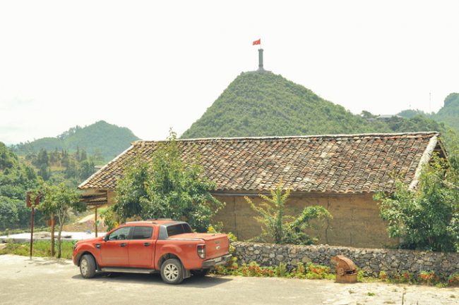 Bất cứ đâu trong thôn Lô Lô Chải - cách cột cờ Lũng Cú 1,4 km, du khách cũng có thể nhìn thấy lá cờ Tổ quốc cắm trên đỉnh núi Long Sơn. Đây là nơi sinh sống của gần 100 hộ, phần lớn là đồng bào dân tộc Lô Lô.