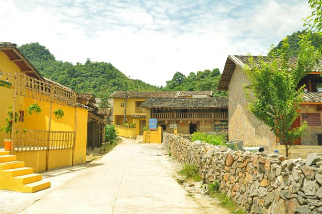 Con đường chính dẫn vào trung tâm thôn. Ba năm gần đây, được sự hỗ trợ từ nhiều nguồn, Lô Lô Chải trở thành thôn văn hóa du lịch cộng đồng với những homestay đậm chất cao nguyên đá Đồng Văn.
