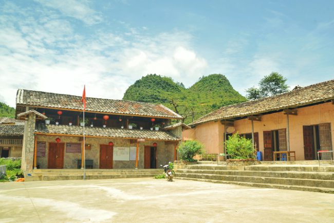 Ngoài phục vụ ngủ nghỉ, trải nghiệm văn hóa, du khách còn được thưởng thức các món ăn truyền thống địa phương. Các buổi tối cuối tuần, nhiều hoạt động biểu diễn văn hóa văn nghệ của cộng đồng người Lô Lô diễn ra tại nhà văn hóa đầu thôn.