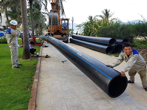 Thi công hệ thống thu gom nước thải trên tuyến đường Võ Nguyên Giáp chạy dọc ven biển Đà Nẵng