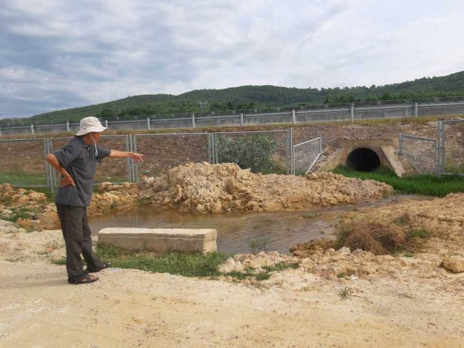 Người dân xã Tam Xuân 2 (Núi Thành) phản ánh cống thoát nước ở các tuyến giao thông gần đường cao tốc quá nhỏ, mùa mưa dễ gây sạt lở đường bê tông.